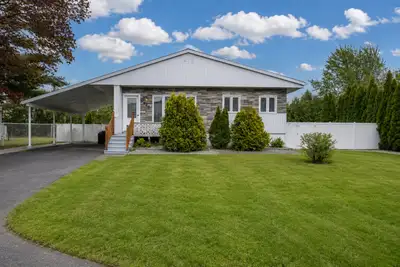 Charmant bungalow unifamilial entièrement rénové situé dans un quartier calme de Laval (Saint-Franço...