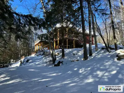 Magnifique maison de style champêtre avec dépendances, très bien construite, située sur un grand ter...