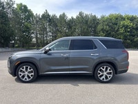 // ACCIDENT FREE!! // This 2022 Hyundai Palisade Luxury AWD is a refined three-row SUV built for bus... (image 9)