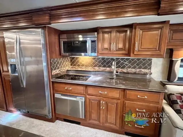 2015 Fleetwood RV Providence 42M only 027,446 Miles in RVs & Motorhomes in Moncton - Image 40