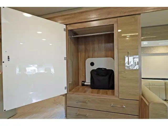 2020 Entegra Coach Qwest 24L 1 extension mercedes turbo diesel S in RVs & Motorhomes in Laval / North Shore - Image 11