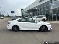 Recent Arrival! Odometer is 40732 kilometers below market average! Super White 2021 Toyota Camry Hyb... (image 2)