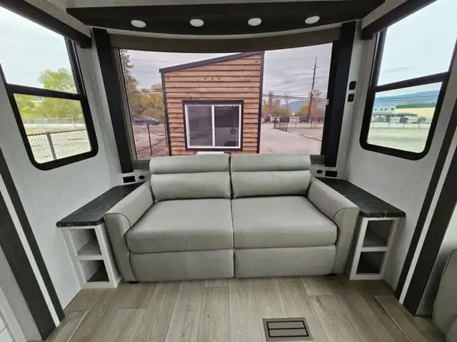 2026 CrossRoads RV Hampton 372FDB in Travel Trailers & Campers in Kelowna - Image 14