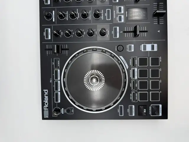 Roland DJ-202 Serato DJ Controller, 2-Channel 4-Deck - $299 in Performance & DJ Equipment in Mississauga / Peel Region - Image 8