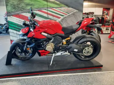 The 2024 Ducati Streetfighter V4 is a high-performance naked motorcycle built for riders who want su...