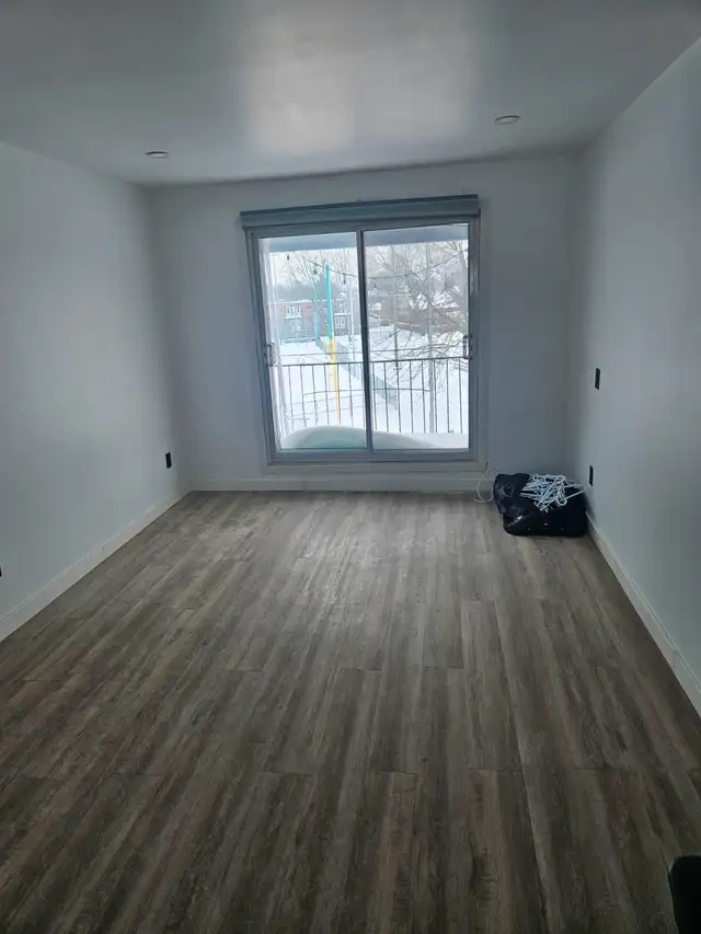 Grand 4 1/2 lumineux disponible pour le 1er mars. Four, frigidai