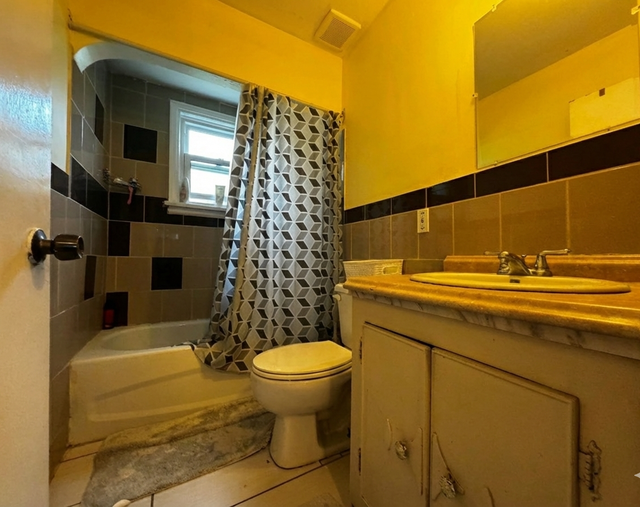 Student Room Available Close To Uptown/Laurier ( Unit B RM 3) in Long Term Rentals in Kitchener / Waterloo - Image 9
