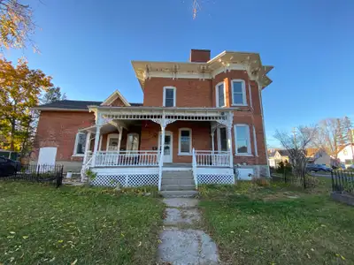 Suite Amenities Fridge Stove Washer in suite Dryer in suite Step into this charming 3-bedroom, 2-bat...