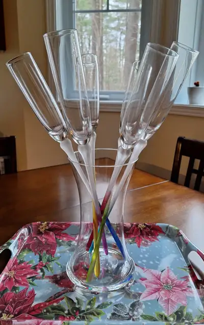 Vase avec flûtes à champagne / Vas with flutes glasses, View more