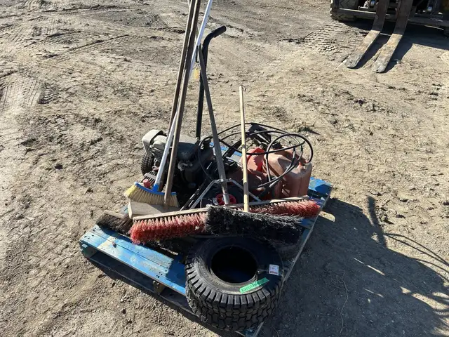 HONDA GC135 in Heavy Trucks in Saskatoon - Image 5