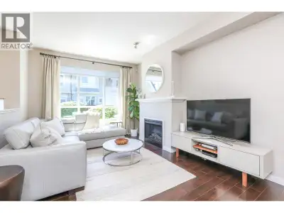 Welcome to this gorgeous 3 bedrms & 2.5 baths 'Leighton Green' Townhouse built by Polygon. This Sout...