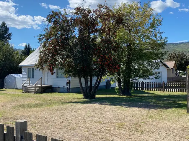 GREAT STARTER OR RETIREMENT HOME ON LARGE CORNER LOT WITH SHOP! in Houses for Sale in Kamloops - Image 2