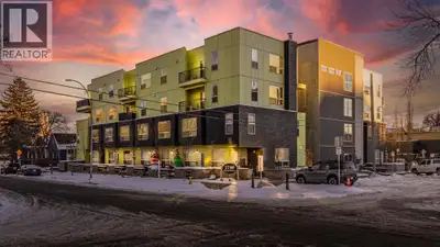 Welcome to this well kept townhome style condo in Mount Pleasant. It sits on a quiet, tree lined str...