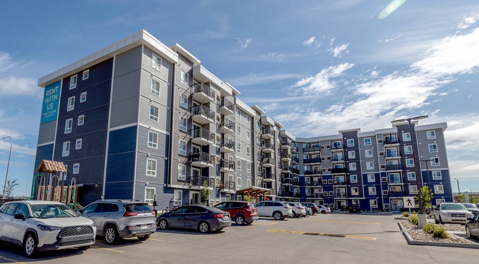 Pet-Friendly Three Bedroom Two Bath with In-suite Laundry for Re 2