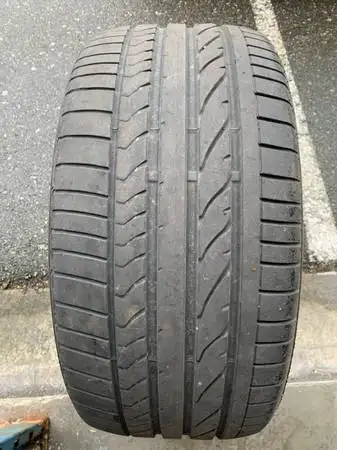 a nice High performance Bridgestone Run Flat tire with good tread and in great shape (1 TIRE ONLY) s...