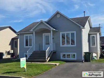 Joli bungalow au 2420, rue Vivaldi. Avec 4 chambres couchées et 2 chambres de bain. Poêle à bois. Be...