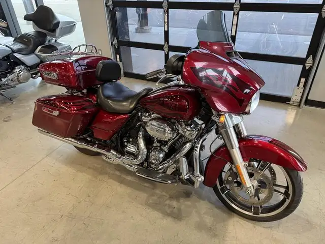 2017 Harley-Davidson FLHXS - Street Glide Special in Sport Touring in Saskatoon - Image 3