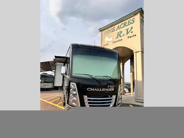2022 Thor Motor Coach Challenger 35MQ only 6,310 Miles in RVs & Motorhomes in Moncton - Image 7