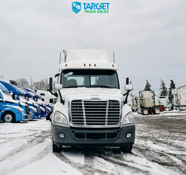 2019 FREIGHTLINER Daycab 782K Kilometers Driven in Heavy Trucks in Mississauga / Peel Region - Image 3