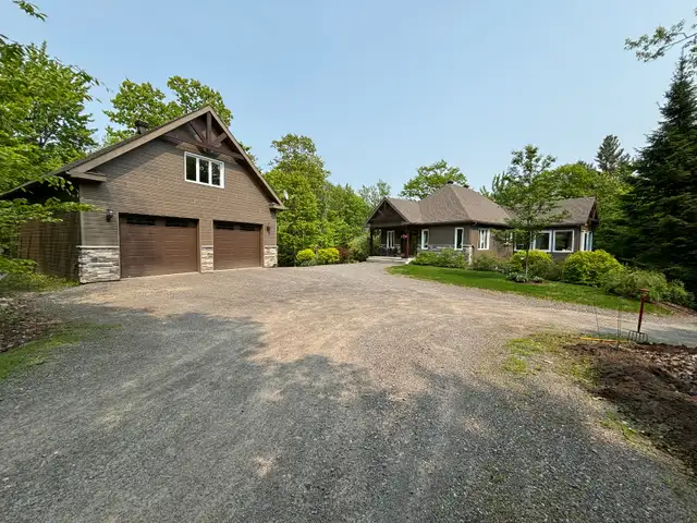 Maison à vendre avec terrain de 13 acres Domaine Lakefield