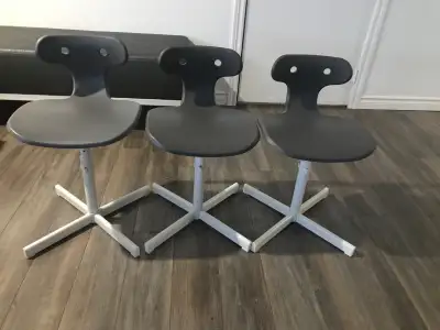 IKEA desk chair like new $10 each. Chaise bureau IKEA comme neuf $10 chaque. I am in St-Leonard