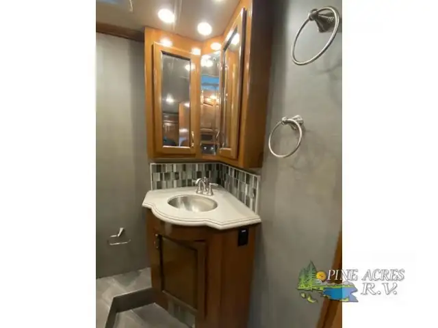 2018 Fleetwood RV Discovery 38K only 14,584 Miles in RVs & Motorhomes in Moncton - Image 28