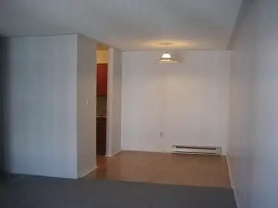 A nice well maintained 1 bedroom unit.Balcony,2 appliances,laminate flooring and parking included.AL...
