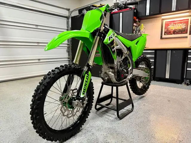 2022 KAWASAKI KX250 - RACING GREEN!  in Dirt Bikes & Motocross in Saskatoon - Image 5