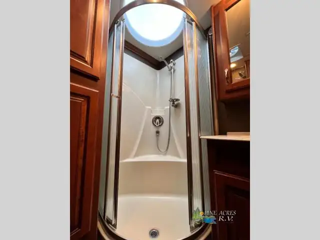 2013 Fleetwood RV Discovery 40X Diesel 057,684 Miles in RVs & Motorhomes in Moncton - Image 39