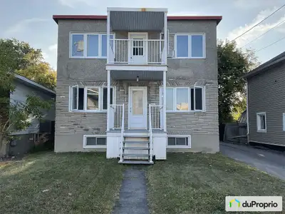 À Vendre - Duplex entièrement rénové à Gatineau, à 5 minutes d'Ottawa Rare sur le marché! Ce duplex...