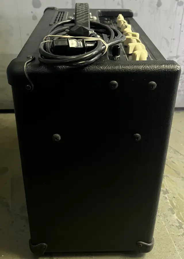 Vox VT15 - Valvetronix 15 Watt Combo Amp in Amps & Pedals in Mississauga / Peel Region - Image 7