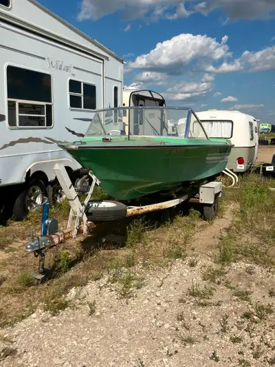 1976 fibreglass hull, V nose boat, built by Peterborough, for sale. Evinrude Engine Model 70473M. I...