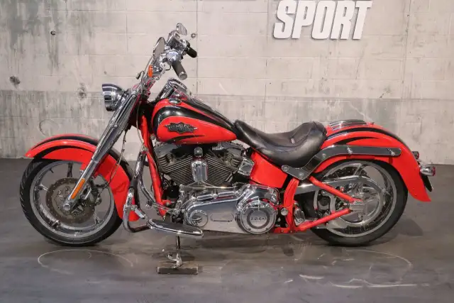 2011 Harley-Davidson CVO SOFTAIL CONVERTIBLE (FLSTSE2) in Sport Bikes in Ottawa - Image 4
