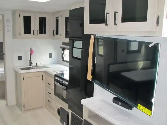 2026 EAST TO WEST DELLA TERRA 261RB-GREAT COUPLES LAYOUT!  in Travel Trailers & Campers in Ottawa - Image 14