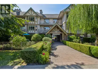 Rarely available penthouse in adult-oriented (55+) Ridge Park Gardens. This top-floor corner suite o...