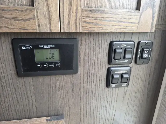 2026 Northern Lite Limited Edition 8-11EXLEDB Face-to-Face Dinet in Travel Trailers & Campers in Penticton - Image 17