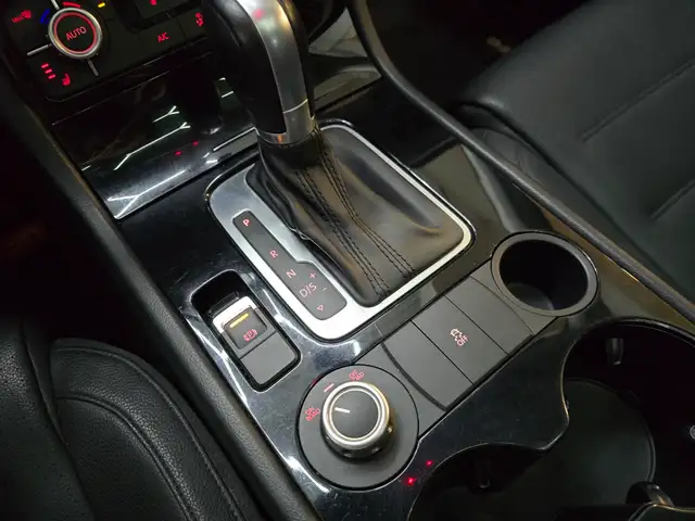 2014 Volkswagen Touareg Fully serviced, New Winter Tires in Cars & Trucks in Edmonton - Image 18