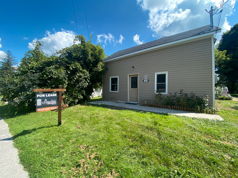 1148 Thomas St W 2 bedroom 1 parking spot Sept 15! Long Term