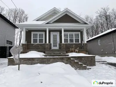 Très grande remise (petit garage) 12x16 avec porte de garage et plancher de béton. Avec des inclus:...