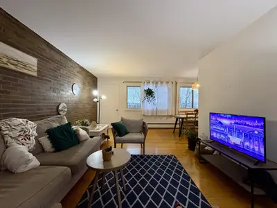 Appartement 4 et demi semi-meublé est situé dans un complexe immobilier localisé à Sainte-Foy à prox...