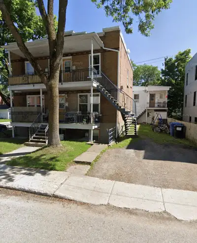 418-655-8281 À voir au 1480 Avenue de la Ronde, beau 3 1/2 situé au 2e et dernier étage d'un petit i...