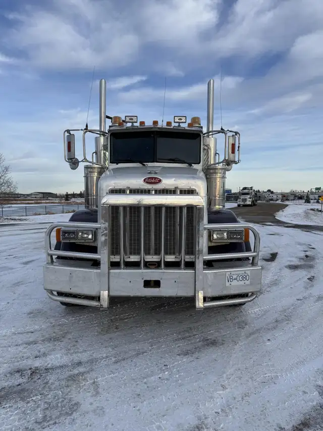 2005 PETERBILT 378 in Heavy Trucks in Saskatoon - Image 3