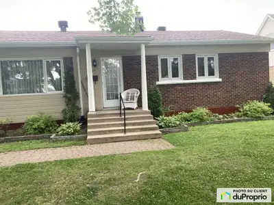 Bungalow de bonne dimension, quartier paisible, près de tous les services. Parc, golf, sentiers péde...