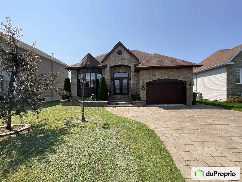 $695,000 - Bungalow for sale in Rimouski (Rimouski) — photo 1