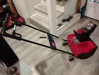 Toro 1800 Power Curve Electric Snow Blower – Excellent Condition, View more