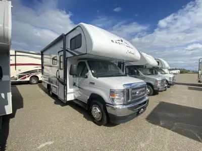EAST TO WEST Entrada Class C gas motorhome 2200S highlights: 60in.in. x 80in.in. Bunk Over Cab Queen...