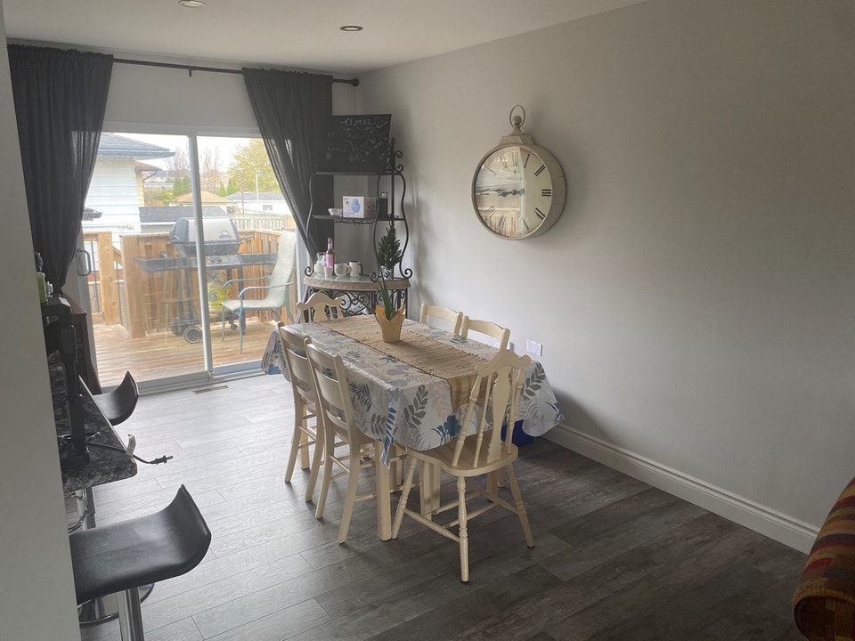 Female Student Bedrooms Available in a Shared 7 Bedroom Home! (R 5