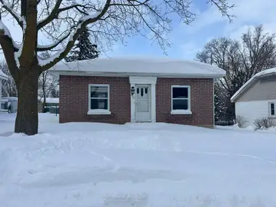 Step into this clean, bright, and welcoming 2 bedroom, 1 bathroom house located in a quiet Mount For...