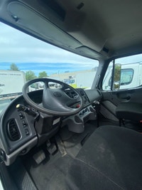 Ryder Stock ID: 764775 Transmission Type/Speed: MANUAL 10 Engine: DIESEL L9'17 350/2000 Horse Power:... (image 8)