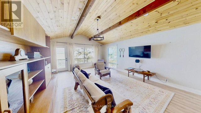 ~~~101 feet of pristine frontage on Lake Simcoe~~~ in Houses for Sale in Kawartha Lakes - Image 4